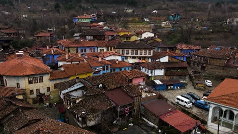 Zerstörte-Häuser-Im-Alten-Dorf-Cumalikizik-In-Der-Nähe-Von-Bursa,-Türkei