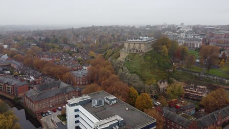 Nottingham-Castle-Reino-Unido,-Imágenes-Aéreas-De-Drones-Vibrantes-Colores-Otoñales