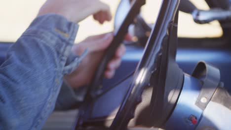 Primer-Plano-De-Manos-Girando-El-Volante-De-Una-Vieja-Camioneta