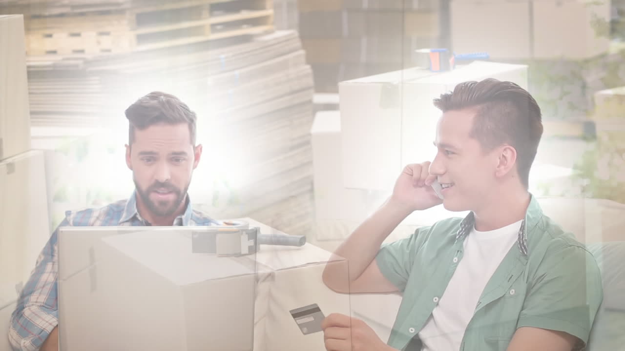 hombres caucásicos en distanciamiento social comprando en línea en casa