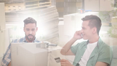 hombres caucásicos en distanciamiento social comprando en línea en casa