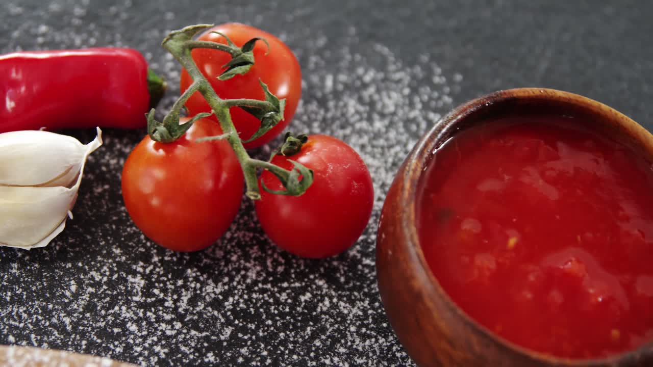 식탁 에 있는 향신료 와 채소