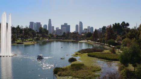 Impresionante-Vista-Aérea-De-Un-Hermoso-Parque-Y-Una-Fuente-En-El-Centro-De-La-Ciudad-En-Un-Maravilloso-Día-Soleado.