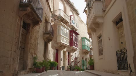 An-Old-empty-street-in-the-historic-town-of-Birgu,-Malta