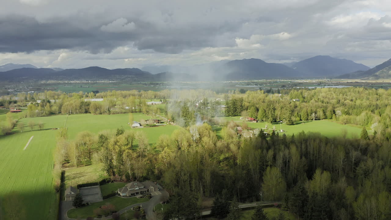 시골 농지 에서 멀리 떨어진  ⁇  에서 멀리 있는 연기