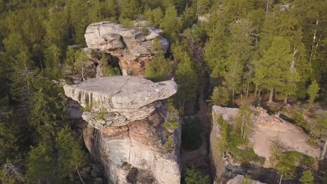 increíbles formaciones rocosas en un bosque