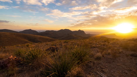 Timelapse,-Sunset-Above-Desert,-Picturesque-Landscape-of-Utah,-Bounds-of-Arches-National-Park-and-Big-Bend-RIver-Canyon