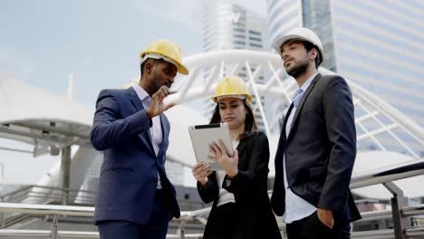 businesspeople and architect have meeting to brainstorm ideas for city construction. chief civil engineer consulting with team. engineer team brainstorming on building design. concept blue collar