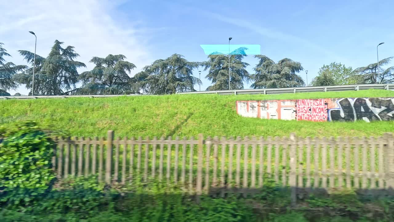 밀라노의 도시 그래피티를 보여주는 열차 여행