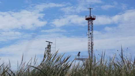 Militärischer-Radarturmmast-Für-Die-Luft-See-Kommunikation-Mit-Blauem-Himmel