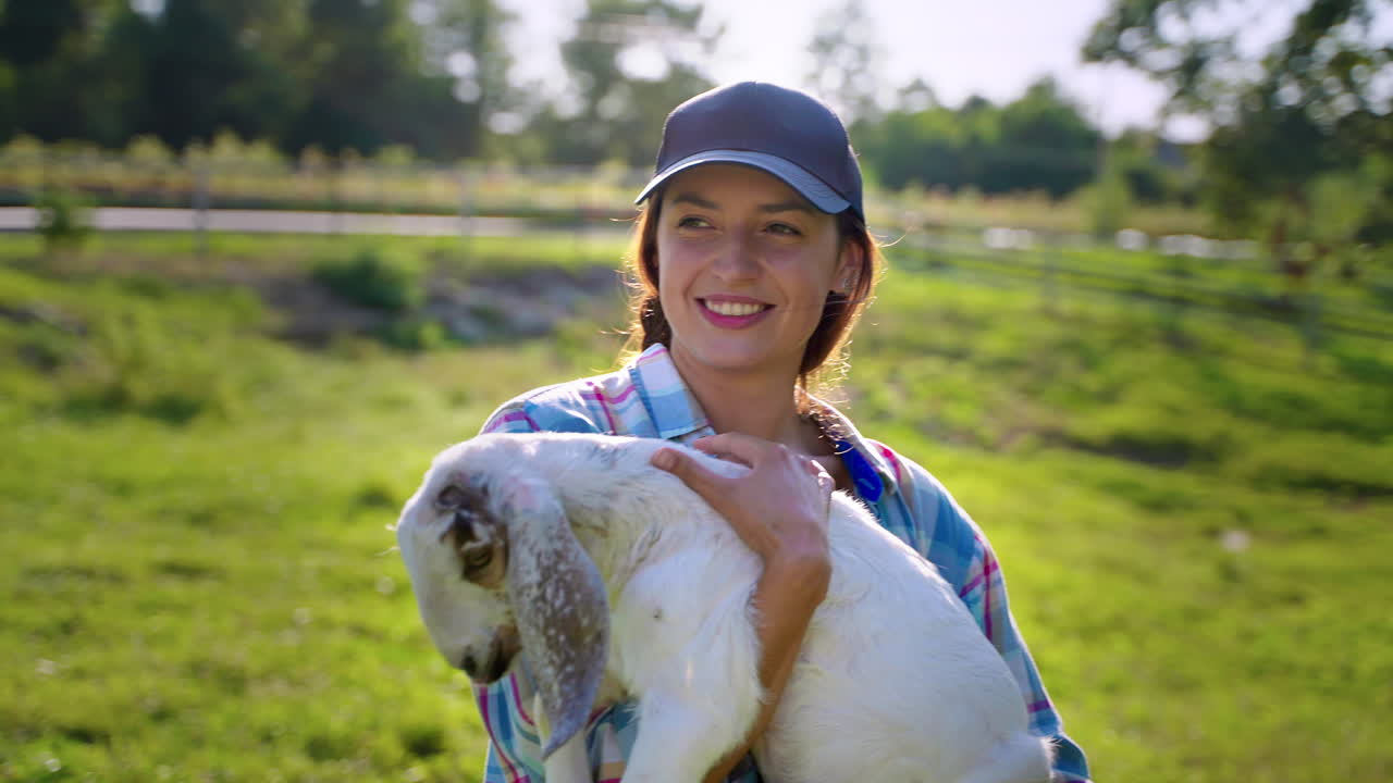 염소 새끼 를 들고 있는 여자