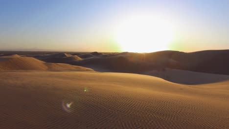 Drohne-Schwebt-Und-Beobachtet,-Wie-Der-Sand-Vorbeizieht