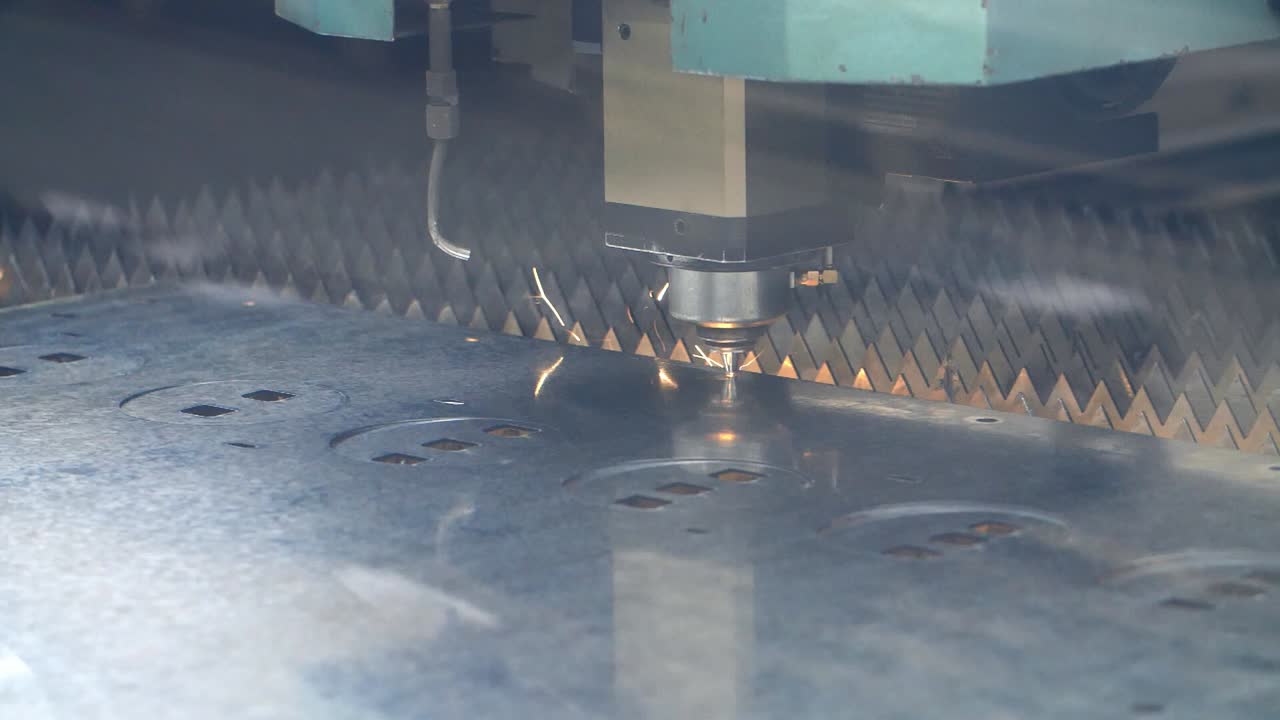 attrezzature per il taglio laser a fibra cnc. uso di attrezzature ad alta tecnologia nell'industria pesante