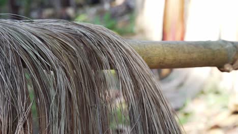 fibras de abaca de filipinas se secan en un poste de bambú en un día soleado en la isla de catanduanes, región de bicol
