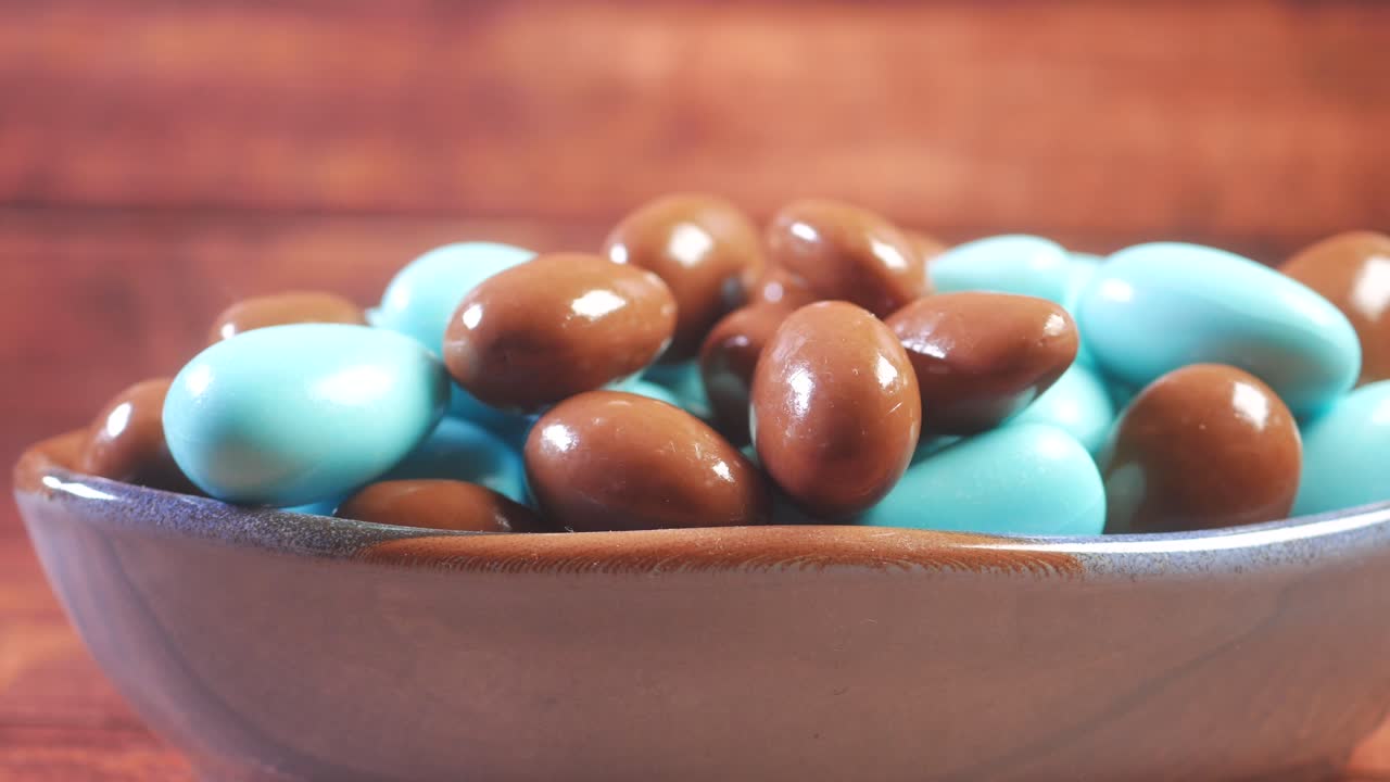 almendras cubiertas de chocolate y almendras de chocolate azul en un cuenco