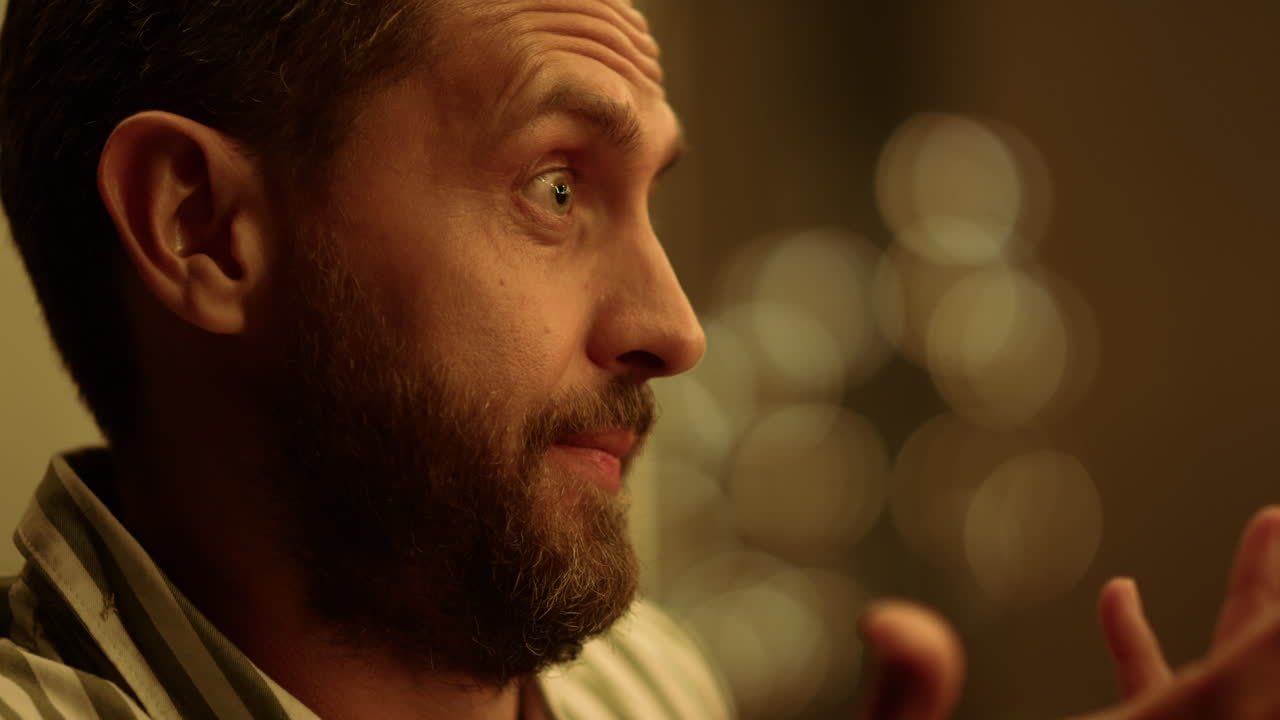 hombre pensativo que sostiene la mano en la barbilla. tipo barbudo con expresión facial sorprendida