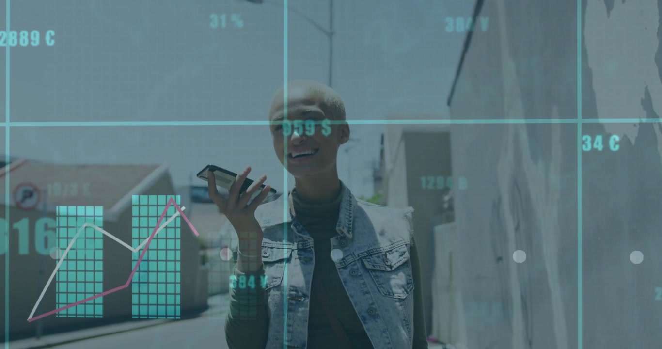Femme parlant dans un smartphone et montrant de la monnaie avec des graphiques à barres et linéaires quadrillés analysant des données