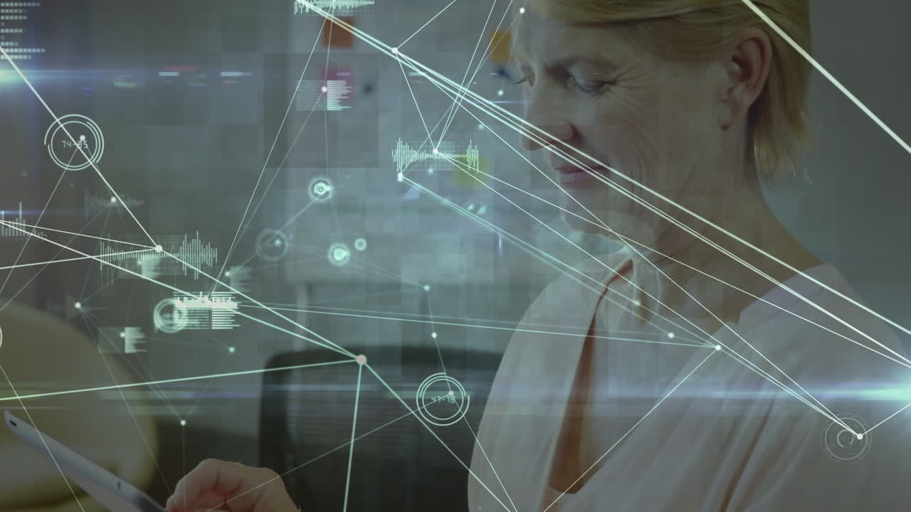 집에서 디지털 태블릿을 사용하는 백인 노인 여성에 대한 연결 네트워크와 데이터 처리