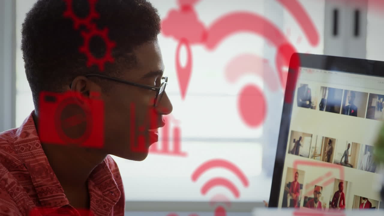 animación de iconos digitales sobre hombre de negocios usando computadora