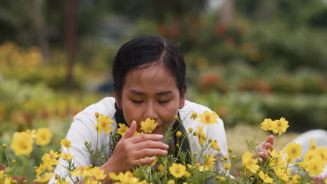 el jardinero tocando las flores