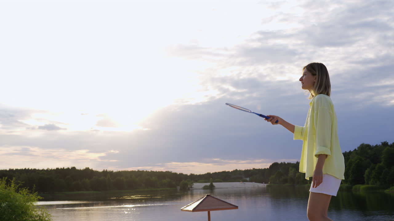 해변에 있는 어머니와 아들