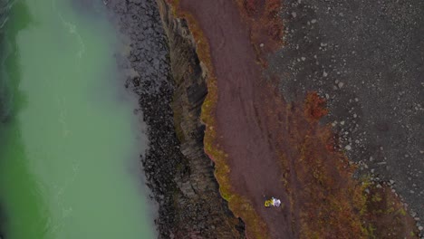 pareja romántica caminando studlagil hermoso cañón en otoño, islandia