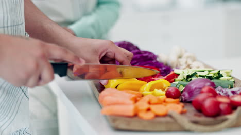comida, cuchillo y manos de hombre en la cocina
