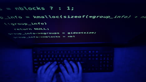 persona que escribe un código en la computadora