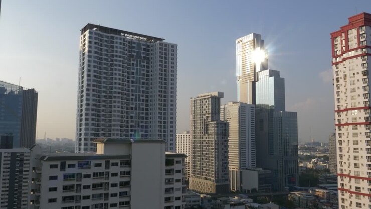 A câmera sobe em direção a um arranha-céu de Bangkok.