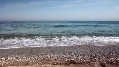 Olas-Del-Mar-En-La-Playa-De-Guijarros