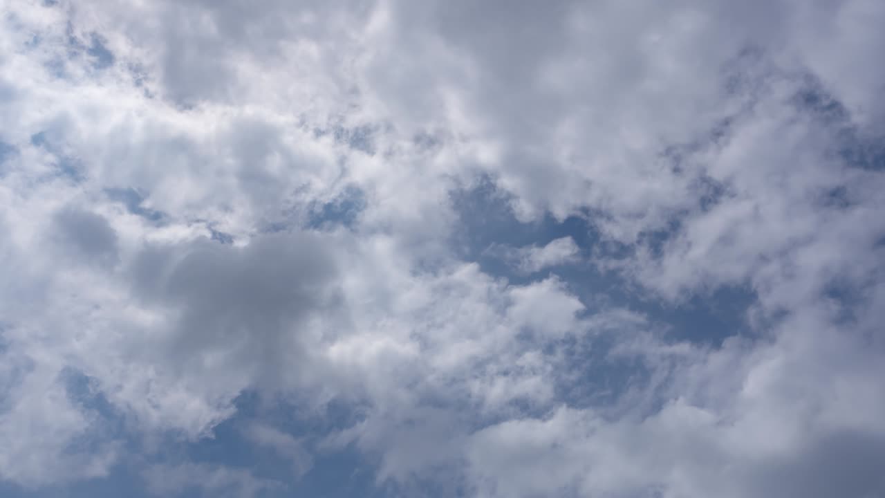 파란 하늘에서 빠르게 움직이는 하 은 구름, 낮에는 구름이 가득한 여름 날, 빛으로 앞으로 이동, 인라인 여행, 수평 스카이, 자연 배경 벽지