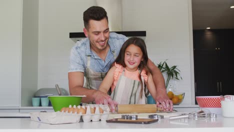 Feliz-Padre-E-Hija-Caucásicos-Horneando-Juntos-En-La-Cocina