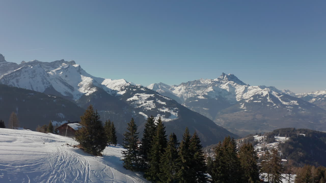revelación aérea de una hermosa ciudad pequeña en un valle cubierto de nieve