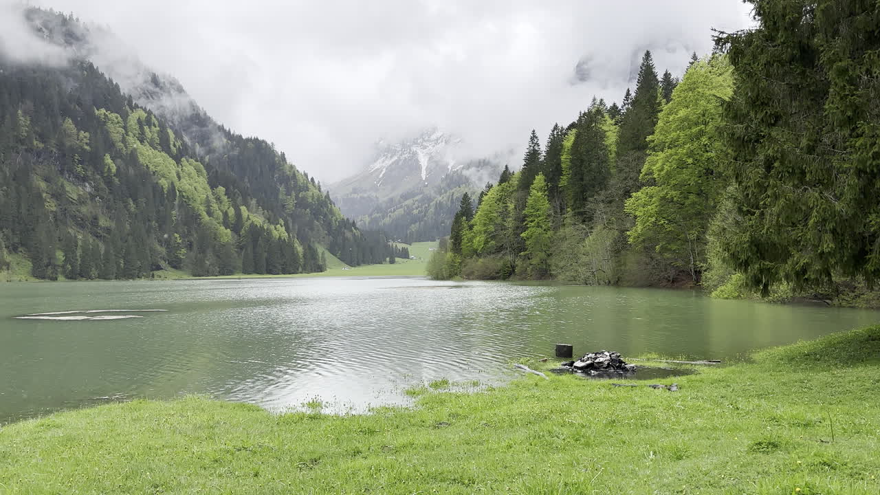 vista de un magnífico campo de arroyos de lago con montañas en el fondo