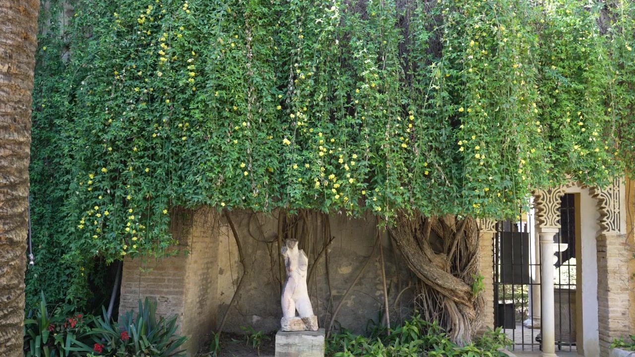 Giardino storico di Siviglia con alberi da frutto e architettura ornata