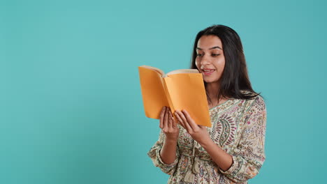 mujer leyendo un libro interesante, disfrutando de un pasatiempo, entreteniéndose