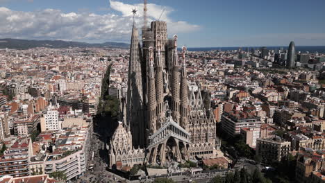 Breite-Drohnenaufnahme-Der-Sagrada-Familia-In-Barcelona,-Spanien