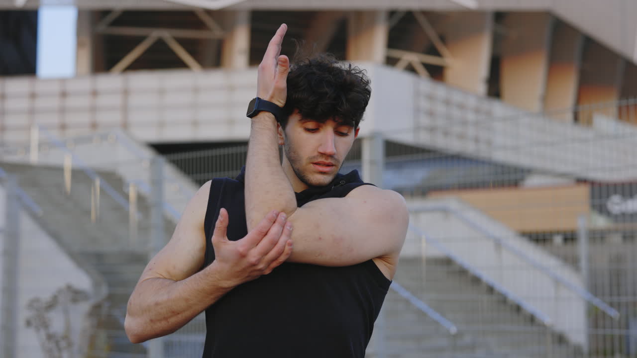 hombre estirándose al aire libre