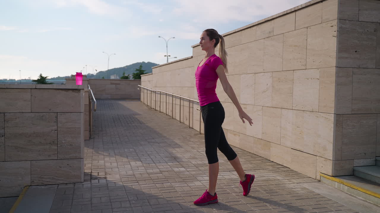 mujer estirándose al aire libre