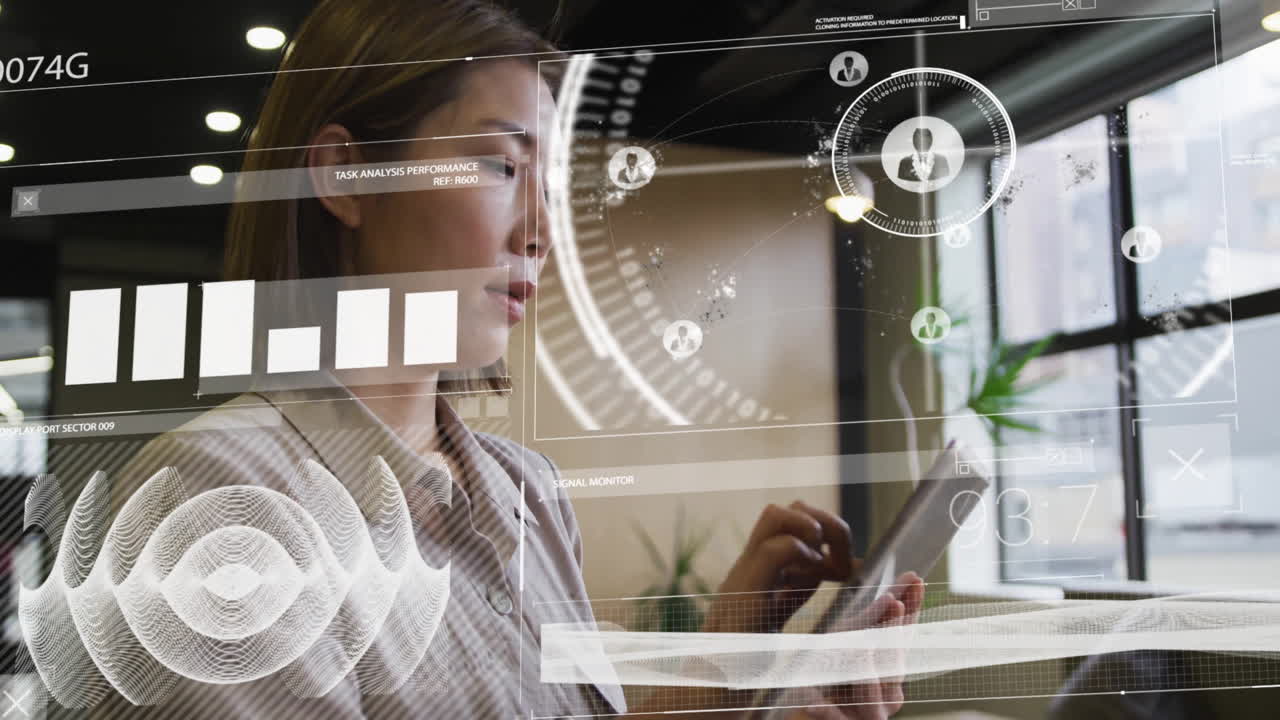 animación del procesamiento de datos financieros sobre una mujer de negocios biracial en la oficina