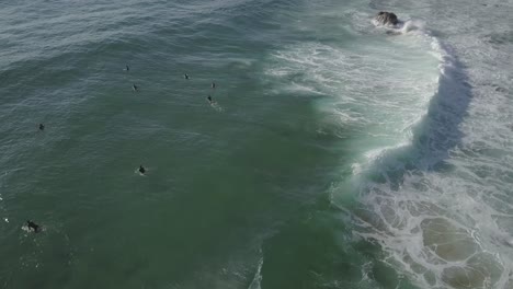 Luftaufnahme-Des-Guincho-Spots-An-Einem-Sonnigen-Tag-Mit-Blauem-Meer,-Cascais,-Portugal
