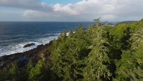 Drohnenvideo-Bei-Sonnenuntergang-In-Ucluelet,-British-Columbia,-Kanada-über-Dem-Meer-Und-Dem-Wald