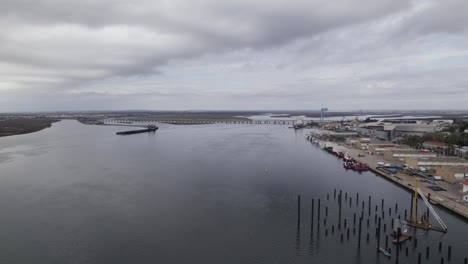 retiro aéreo a lo largo del río odiel, día nublado, españa, puerto industrial de huelva