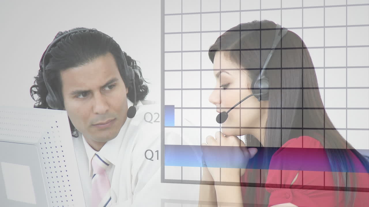 animación de estadísticas y procesamiento de datos sobre personas de negocios que usan auriculares telefónicos