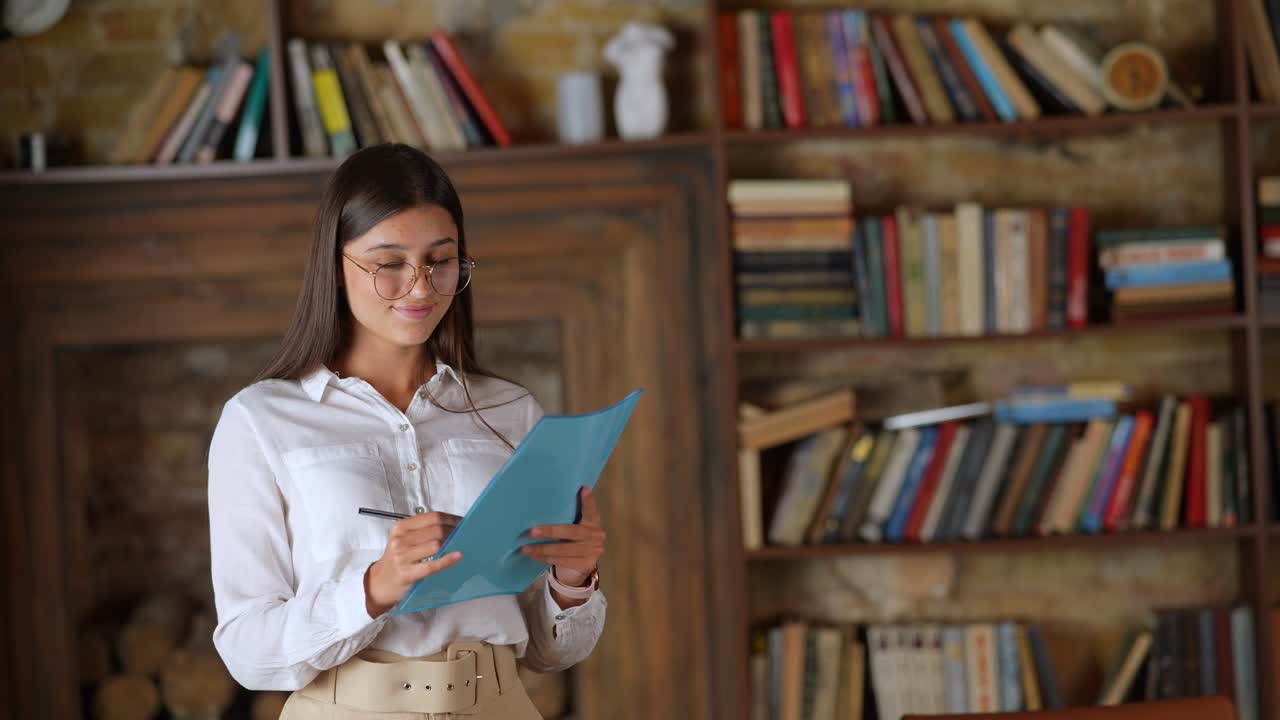 mujer que trabaja en una biblioteca