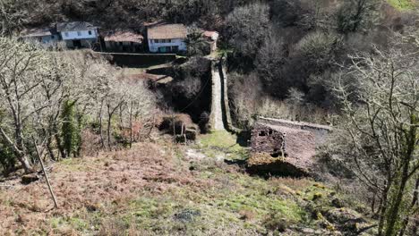 Puente-Romano-Cruza-El-Río,-Vista-Hacia-Abajo-Del-Trabajo-De-Ladrillo-Histórico,-Panorámica-Aérea