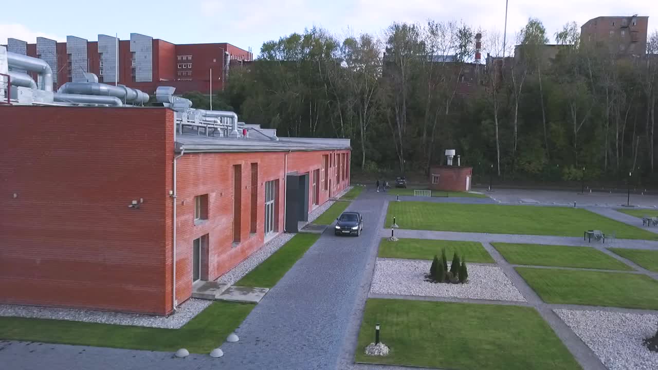 промышленный комплекс с парковкой и озеленением