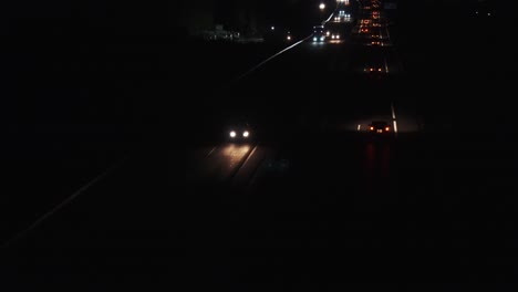 tráfico nocturno de una carretera en una ciudad de europa