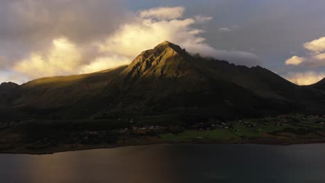 Sehr-Stimmungsvoller-Sonnenuntergang-Mit-Wolkenformationen-Auf-Einem-Berggipfel-In-Einem-Norwegischen-Fjord