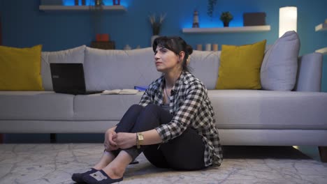 la mujer emocional se entristece.